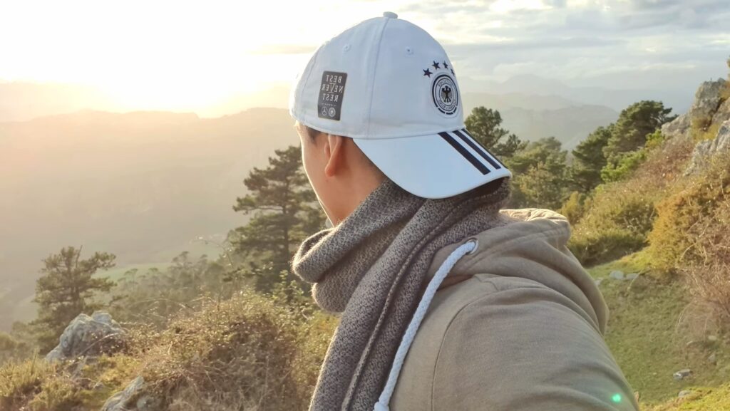 Mann blickt in weite Berglandschaft als Symbol für Perspektivwechsel und bewusste Lebensgestaltung