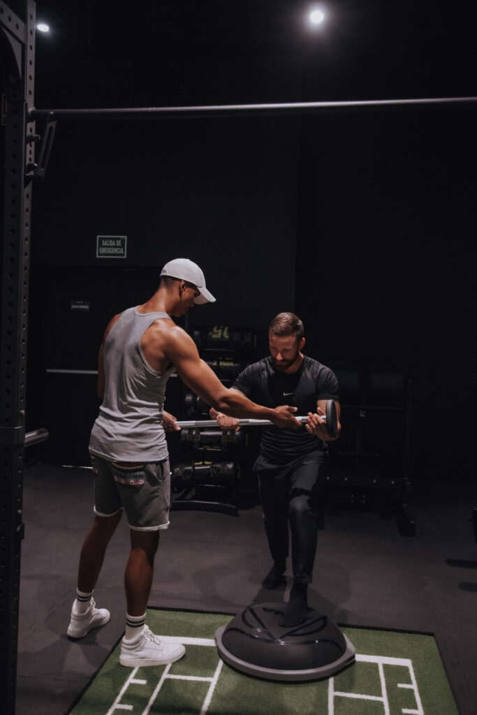 Trainer begleitet funktionelles Training zur Verbesserung von Stabilität und Körperbewusstsein im Coachingprozess